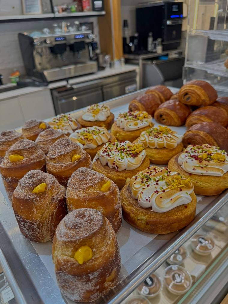 Bandeja de bollería recién horneada en Yoss Bakery