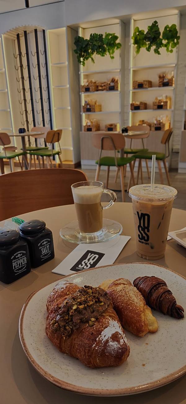 Salón de Yoss Bakery con café y bollería