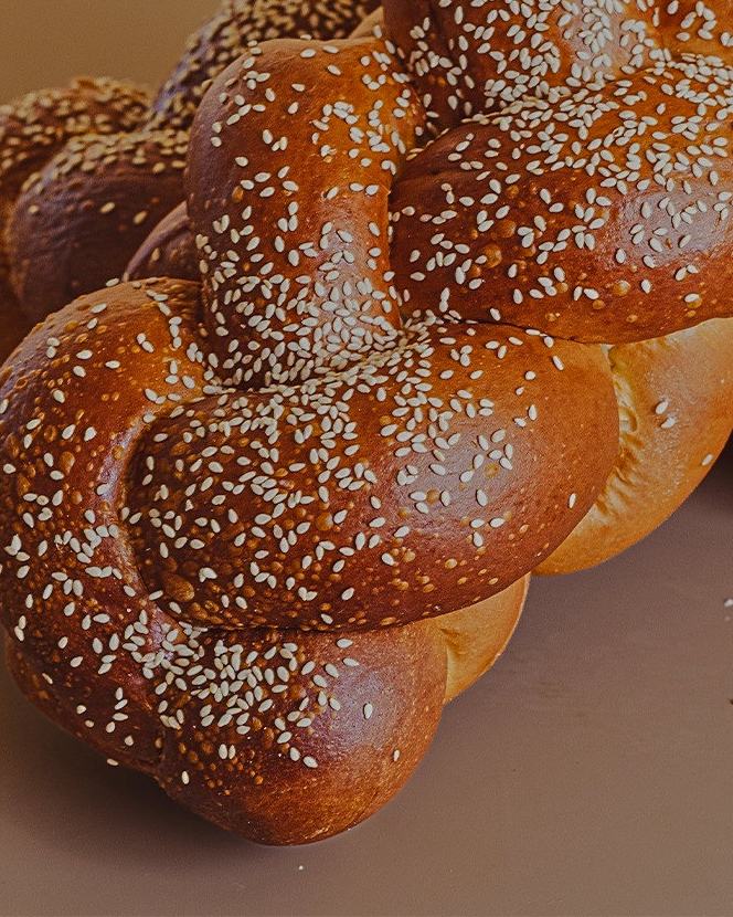 Jalá trenzada con sésamo recién horneada en Yoss Bakery