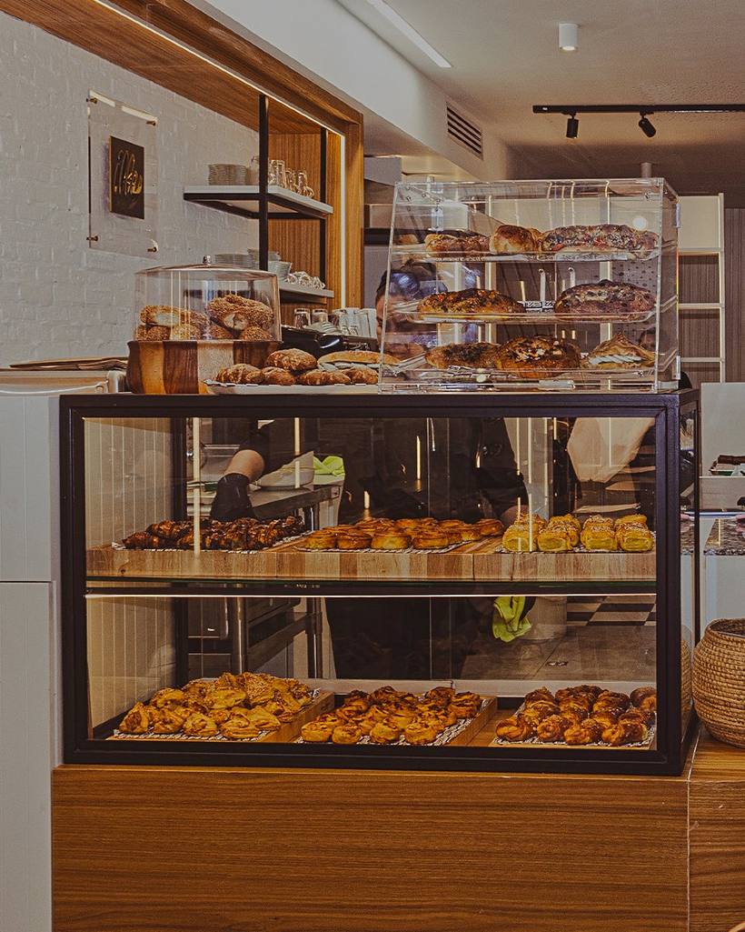 Panes y burekas de Yoss Bakery