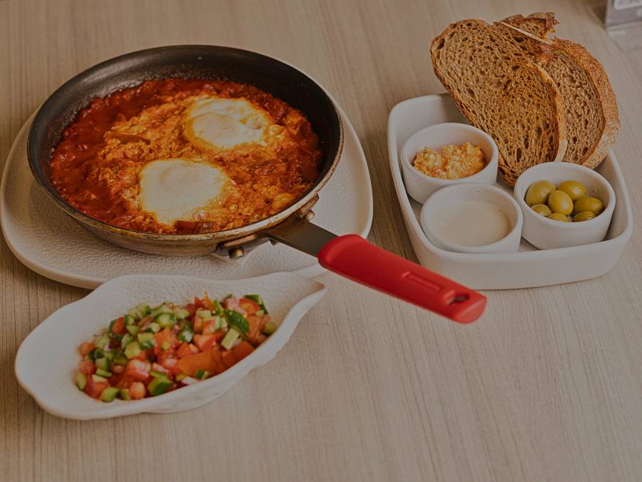 Shakshuka clásica servida en sartén